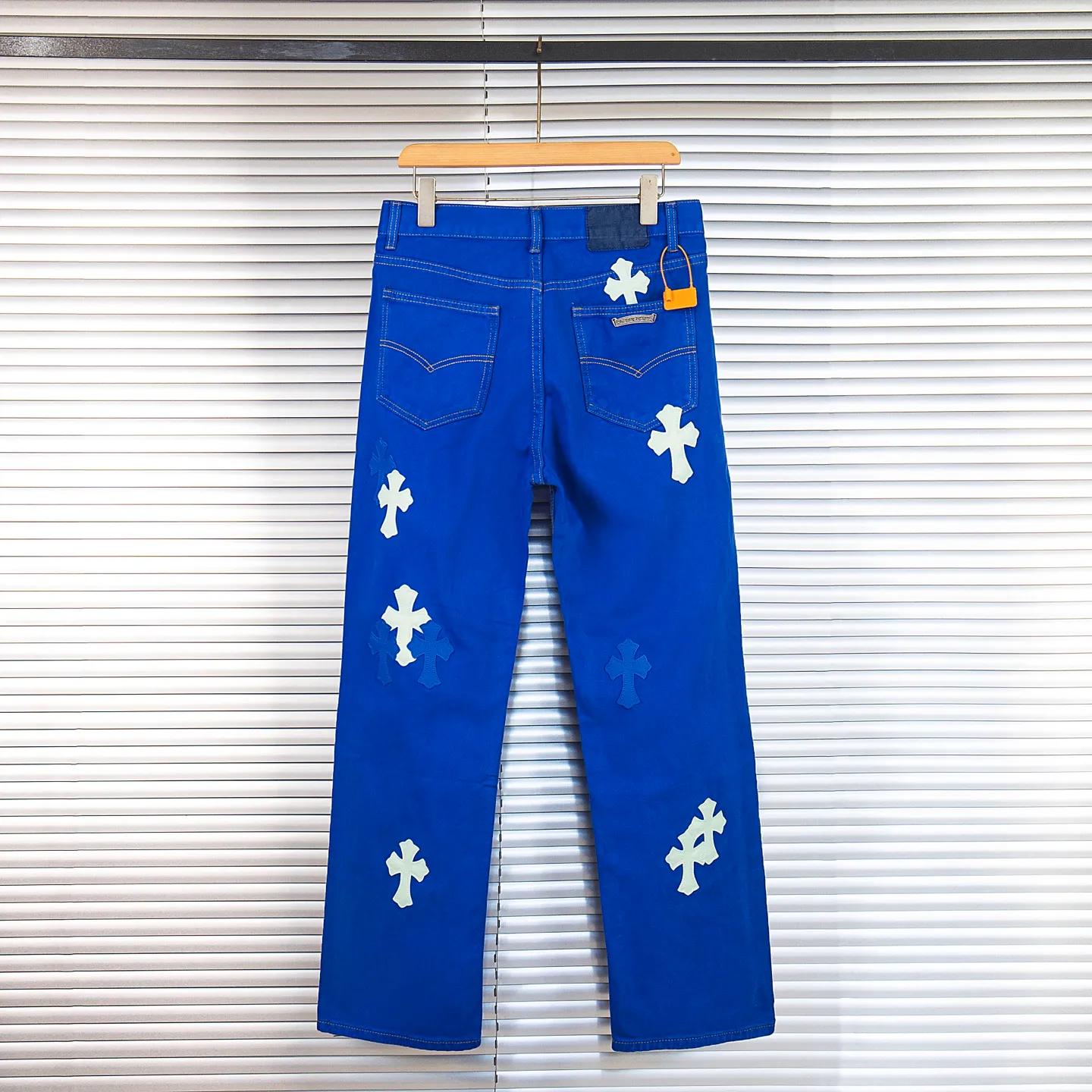 P270 Chrome hearts｜ch Chrome Hearts London-limited dopamine blue leather jeans - charming dopamine personality jeans, indispensable for fashionistas, the same model for celebrities, and a model touted by many bloggers. This new pair of pants is perfect in terms of shape and upper body. It is no exaggeration to say that making a pair of jeans is equivalent to the time of making 20 short-sleeved jeans. The fabric is made of high-quality imported denim. It has a unique high-end texture. I am very satisfied with it after washing and proofing several times. Style number: 1751# Color: Dopamine blue Size: 28 30 32 34